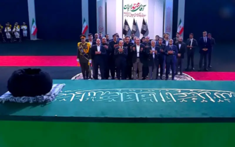 Pemimpin Iran Beri Penghormatan Terakhir kepada Khamenei