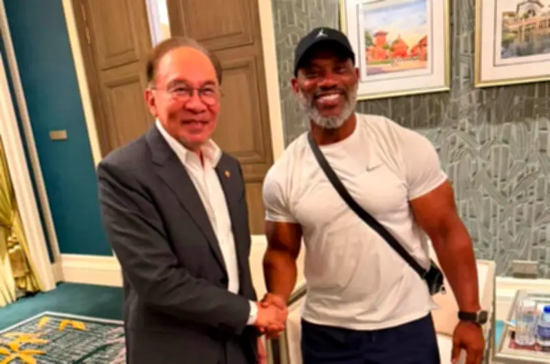 PM Anwar bergurau 'masa untuk ke gym' selepas jumpa legenda Mr Olympia Dexter Jackson