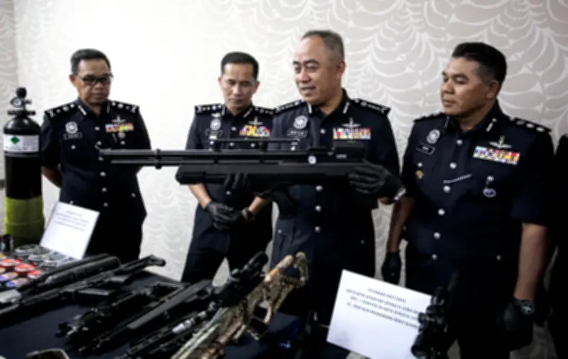 Razia di Sitiawan: Polis Rampas 208 Peluru Hidup, Senjata Api Tiruan