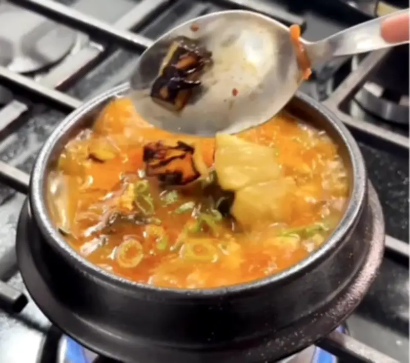 Rebusan Kimchi Nanas Viral: Kontroversi Fusion K-Food Hangat Diperdebatkan