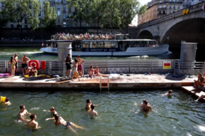 Warga Paris dan pelancong berenang di Seine selepas gelombang panas