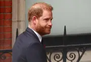 Puteri dan anak-anak tak ikut, Prince Harry tiba di UK disambut dingin istana