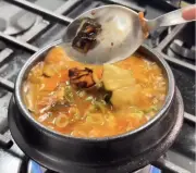 Rebusan Kimchi Nanas Viral: Kontroversi Fusion K-Food Hangat Diperdebatkan